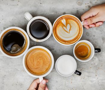 Kávu vtšina lidí pije práv kvli jejímu obsahu Kofeinu, alkaloidu, který je v ní pirozen obsaen. 
Kofein, který práv po káv získal i své jméno, je bílá krystalická látka, která má na naše tlo povzbuzující úinek. Jedná se pravdpodobn o nejrozšíenjší pírodní stimulant na svt. Na kofeinu je moné si vytvoit závislost. Správn pipravené espresso, obsahuje tolik kofeinu e dokáe povzbudit organismus na piblin patnáct minut.